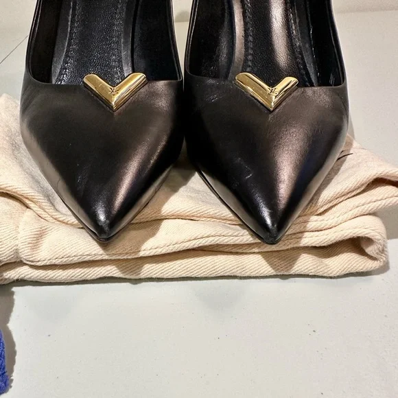 Authentic Louis Vuitton Black Calfskin Leather Heartbreaker Pointed Toe Pumps 36 - Picture 4 of 15